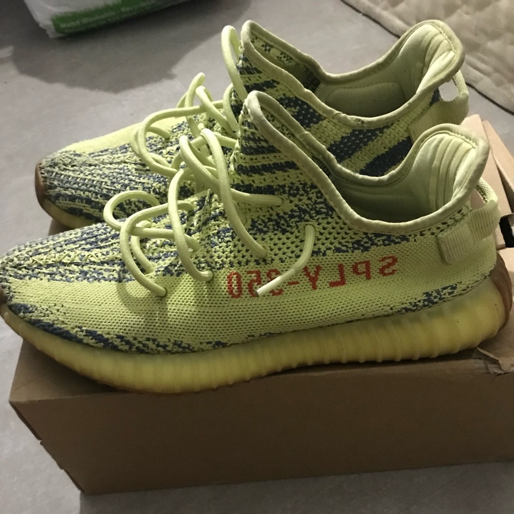 Yeezy 350 v2 semi frozen yellows SIZE 10.5